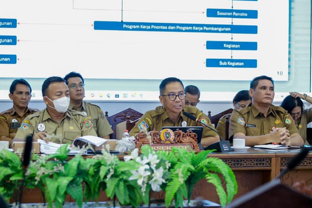 PAPARAN : Plt. Sekda Provinsi Kalteng Leonard S. Ampung saat menyampaikan paparannya saat rapat pembahasan Raperda RPJMD, Selasa (15/7/2025).(IST)