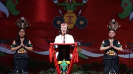 MENGAPRESIASI - Kepala Disbudpar Kalteng melalui Kepala UPT Taman Budaya, saat membuka resmi Senandung Irama Bhineka Tunggal Ika.(IST)