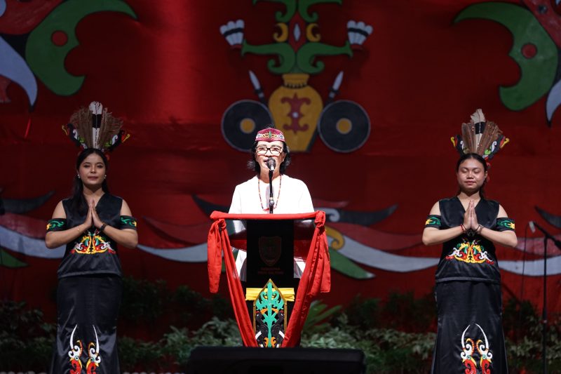 MENGAPRESIASI - Kepala Disbudpar Kalteng melalui Kepala UPT Taman Budaya, saat membuka resmi Senandung Irama Bhineka Tunggal Ika.(IST)