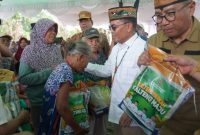 PASAR MURAH: Gubernur Kalteng H. Agustiar Sabran saat membuka pasar murah belum lama ini.(IST)