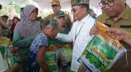 PASAR MURAH: Gubernur Kalteng H. Agustiar Sabran saat membuka pasar murah belum lama ini.(IST)
