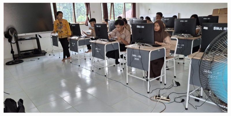 ASESMEN: Anak pelajar SMAN 1 Rungan Barat
saat pelaksanaan gladi Asesmen Nasional, meskipun sempat mengalami pemadaman listrik, tetapi tetap berjalan dengan lancar, Kamis (31/7/2025).(IST)