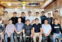 FOTO BERSAMA : Ketua BPC HIPMI Kotim Muhammad Rifki, beserta pengurusnya saat foto bersama usai melakukan pertemuan di Arut Mentaya Coffee, Sampit, Kamis (3/7).