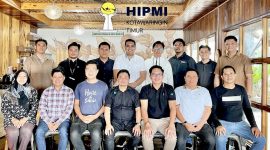 FOTO BERSAMA : Ketua BPC HIPMI Kotim Muhammad Rifki, beserta pengurusnya saat foto bersama usai melakukan pertemuan di Arut Mentaya Coffee, Sampit, Kamis (3/7).