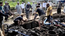Peletakan Batu Pertama Majelis Anwarul Hidayah oleh Habib Zainal Abidin Bin Muhsin Al-Hindwan di jalan Jati Ujung Palangka Raya.(IST)
