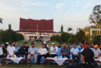 BERDISKUSI - Gubernur Agustiar Sabran diskusi bersama jurnalis di halaman Istana Isen Mulang.(IST)
