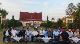 BERDISKUSI - Gubernur Agustiar Sabran diskusi bersama jurnalis di halaman Istana Isen Mulang.(IST)