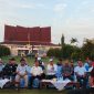 BERDISKUSI - Gubernur Agustiar Sabran diskusi bersama jurnalis di halaman Istana Isen Mulang.(IST)