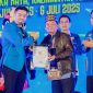 PENGHARGAAN: Gubernur Kalteng H. Agustiar Sabran saat menerima penghargaan dari Ketua Umum DPP KNPI M. Ryano Panjaitan saat Rapimpurnas KNPI 2025 di Aula Jayang Tingang (3/7/2025).(IST)