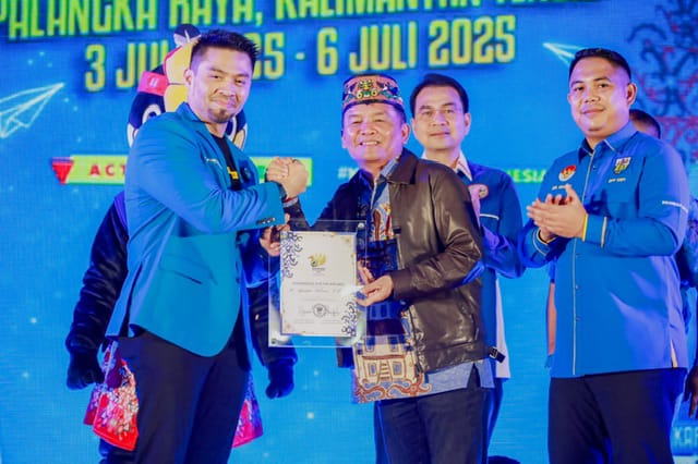 PENGHARGAAN: Gubernur Kalteng H. Agustiar Sabran saat menerima penghargaan dari Ketua Umum DPP KNPI M. Ryano Panjaitan saat Rapimpurnas KNPI 2025 di Aula Jayang Tingang (3/7/2025).(IST)