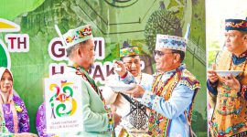 MENYUAPI : Gubernur Kalteng H. Agustiar Sabran saat menyuapi tumpeng kepada Bupati Kabupaten Katingan Saiful pada Peringatan Hari Jadi ke-23 Kabupaten Katingan, Senin (21/7/2025).(IST)