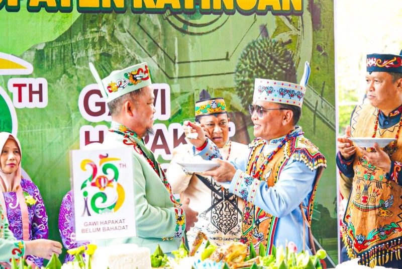MENYUAPI : Gubernur Kalteng H. Agustiar Sabran saat menyuapi tumpeng kepada Bupati Kabupaten Katingan Saiful pada Peringatan Hari Jadi ke-23 Kabupaten Katingan, Senin (21/7/2025).(IST)