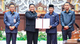 PENANDATANGANAN: Wakil Gubernur Kalteng H. Edy Pratowo usai Penandatanganan bersama dengan Ketua DPRD Arton S. Dohong terkait Raperda tentang RPJMD Provinsi Kalteng Tahun 2025 - 2029, Jumat (26/7/2025). (IST)