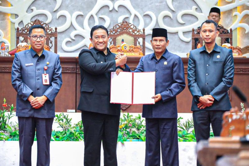 PENANDATANGANAN: Wakil Gubernur Kalteng H. Edy Pratowo usai Penandatanganan bersama dengan Ketua DPRD Arton S. Dohong terkait Raperda tentang RPJMD Provinsi Kalteng Tahun 2025 - 2029, Jumat (26/7/2025). (IST)