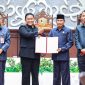 PENANDATANGANAN: Wakil Gubernur Kalteng H. Edy Pratowo usai Penandatanganan bersama dengan Ketua DPRD Arton S. Dohong terkait Raperda tentang RPJMD Provinsi Kalteng Tahun 2025 - 2029, Jumat (26/7/2025). (IST)