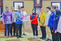 PENYERAHAN  : Plt Sekda Leonard S Ampung saat menyerahkan bantuan keuangan secara simbolis kepada salah satu parpol di Aula Jayang Tingang, Kantor Gubernur, Kamis (31/7/2025).(IST)