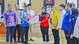 PENYERAHAN  : Plt Sekda Leonard S Ampung saat menyerahkan bantuan keuangan secara simbolis kepada salah satu parpol di Aula Jayang Tingang, Kantor Gubernur, Kamis (31/7/2025).(IST)