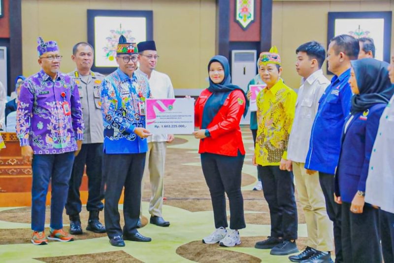 PENYERAHAN  : Plt Sekda Leonard S Ampung saat menyerahkan bantuan keuangan secara simbolis kepada salah satu parpol di Aula Jayang Tingang, Kantor Gubernur, Kamis (31/7/2025).(IST)