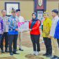 PENYERAHAN  : Plt Sekda Leonard S Ampung saat menyerahkan bantuan keuangan secara simbolis kepada salah satu parpol di Aula Jayang Tingang, Kantor Gubernur, Kamis (31/7/2025).(IST)
