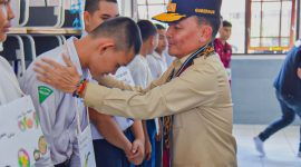 MENGALUNGKAN : Gubernur Kalimantan Tengah H. Agustiar Sabran secara simbolis mengalungkan tanda peserta MPLS kepada perwakilan siswa baru SMA Negeri 1 Muara Teweh, Kabupaten Barito Utara, Selasa (8/7/2025).(IST)