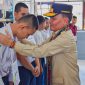 MENGALUNGKAN : Gubernur Kalimantan Tengah H. Agustiar Sabran secara simbolis mengalungkan tanda peserta MPLS kepada perwakilan siswa baru SMA Negeri 1 Muara Teweh, Kabupaten Barito Utara, Selasa (8/7/2025).(IST)