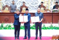 PENANDATANGANAN : Gubernur Kalteng H. Agustiar Sabran bersama Ketua DPRD Prov. Kalteng Arton S. Dohong usai melakukan penandatanganan terhadap Rancangan KUPA dan Rancangan PPAS Perubahan APBD Provinsi Kalteng Tahun Anggaran 2025, Kamis (3/7/2025).(IST)