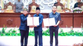 PENANDATANGANAN : Gubernur Kalteng H. Agustiar Sabran bersama Ketua DPRD Prov. Kalteng Arton S. Dohong usai melakukan penandatanganan terhadap Rancangan KUPA dan Rancangan PPAS Perubahan APBD Provinsi Kalteng Tahun Anggaran 2025, Kamis (3/7/2025).(IST)