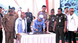 RESMIKAN : Gubernur Kalteng H.Agustiar Sabran didampingi Wakil Gubernur H.Edy Pratowo saat meresmikan Koperasi Merah Putih Bukit Tunggal, Senin (21/7/2025).(IST)