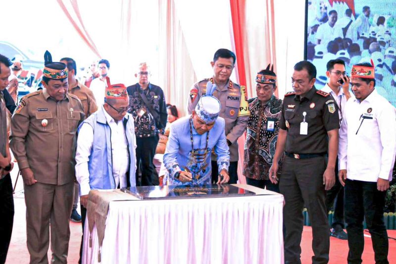 RESMIKAN : Gubernur Kalteng H.Agustiar Sabran didampingi Wakil Gubernur H.Edy Pratowo saat meresmikan Koperasi Merah Putih Bukit Tunggal, Senin (21/7/2025).(IST)