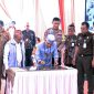 RESMIKAN : Gubernur Kalteng H.Agustiar Sabran didampingi Wakil Gubernur H.Edy Pratowo saat meresmikan Koperasi Merah Putih Bukit Tunggal, Senin (21/7/2025).(IST)