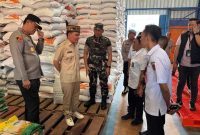 PENGAWASAN: Gubernur Kalimantan Tengah H. Agustiar Sabran turun langsung memantau pengambilan sampel beras di salah satu gudang distributor beras di Palangka Raya, Kamis (17/7/2025).(IST)