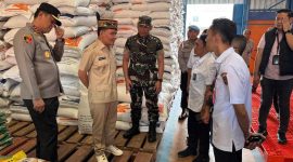 PENGAWASAN: Gubernur Kalimantan Tengah H. Agustiar Sabran turun langsung memantau pengambilan sampel beras di salah satu gudang distributor beras di Palangka Raya, Kamis (17/7/2025).(IST)