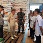 PENGAWASAN: Gubernur Kalimantan Tengah H. Agustiar Sabran turun langsung memantau pengambilan sampel beras di salah satu gudang distributor beras di Palangka Raya, Kamis (17/7/2025).(IST)