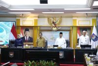 RAPAT KOORDINASI : Mendagri Muhammad Tito Karnavian saat mengelar rapat koordinasi 
Pengendalian Inflasi Daerah yang digelar secara hybrid dari Kantor Pusat Kemendagri, Jakarta, Senin (7/7/2025).(IST)