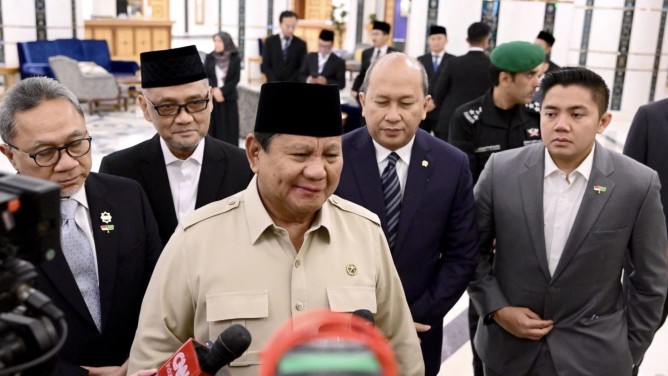 DIWAWANCARAI : Presiden Prabowo Subianto saat diwawancarai awak media usai melaksanakan pertemuan bilateral dengan Putra Mahkota sekaligus Perdana Menteri Arab Saudi, Pangeran Mohammed bin Salman bin Abdulaziz Al Saud (MBS) di Jeddah, pada Kamis, (3/7/2025).(IST)