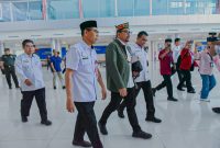 MENYAMBUT : Staf Ahli Gubernur Bidang Kemasyarakatan dan Sumber Daya Manusia, Hamka, saat menyambut kedatangan Wakil Kepala Staf Kepresidenan, Muhammad Qodari melakukan kunjungan kerja ke Palangka Raya dan Kabupaten Katingan, Rabu (30/7/2025).(IST)