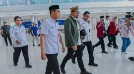 MENYAMBUT : Staf Ahli Gubernur Bidang Kemasyarakatan dan Sumber Daya Manusia, Hamka, saat menyambut kedatangan Wakil Kepala Staf Kepresidenan, Muhammad Qodari melakukan kunjungan kerja ke Palangka Raya dan Kabupaten Katingan, Rabu (30/7/2025).(IST)