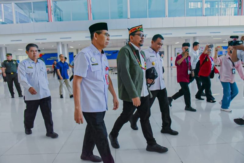 MENYAMBUT : Staf Ahli Gubernur Bidang Kemasyarakatan dan Sumber Daya Manusia, Hamka, saat menyambut kedatangan Wakil Kepala Staf Kepresidenan, Muhammad Qodari melakukan kunjungan kerja ke Palangka Raya dan Kabupaten Katingan, Rabu (30/7/2025).(IST)