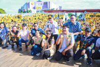 MELEPAS : Gubernur Kalteng H. Agustiar Sabran bersama Mahasiswa UPR yang dilepas untuk mengikuti KKN Periode I Tahun 2025, Minggu (6/7/2025).(IST)