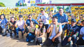 MELEPAS : Gubernur Kalteng H. Agustiar Sabran bersama Mahasiswa UPR yang dilepas untuk mengikuti KKN Periode I Tahun 2025, Minggu (6/7/2025).(IST)