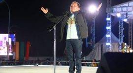 MENYAPA : Gubernur Kalteng H. Agustiar Sabran saat menyapa seluruh masyarakat yang hadir pada Huma Betang Night, Sabtu (5/7/2025).(IST)