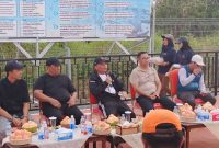 BERDISKUSI - Gubernur Agustiar ajak diskusi pembangunan bersama jurnalis usai jalan santai, turut mendampingi Wagub Kalteng, Plt. Sekda Kalteng Leonard, dan Kepala Perangkat Daerah.(IST)