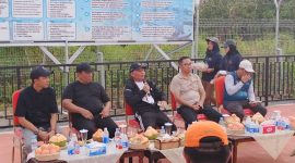 BERDISKUSI - Gubernur Agustiar ajak diskusi pembangunan bersama jurnalis usai jalan santai, turut mendampingi Wagub Kalteng, Plt. Sekda Kalteng Leonard, dan Kepala Perangkat Daerah.(IST)