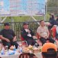 BERDISKUSI - Gubernur Agustiar ajak diskusi pembangunan bersama jurnalis usai jalan santai, turut mendampingi Wagub Kalteng, Plt. Sekda Kalteng Leonard, dan Kepala Perangkat Daerah.(IST)