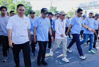 JALAN SEHAT : Gubernur Kalteng, Agustiar Sabran, saat mengikuti jalan sehat bersama unsur Forkopimda dalam rangka peringatan Harkopnas ke-78, Jumat pagi (11/7/2025).(IST)