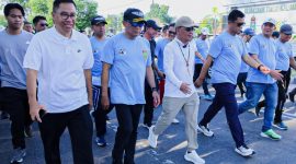 JALAN SEHAT : Gubernur Kalteng, Agustiar Sabran, saat mengikuti jalan sehat bersama unsur Forkopimda dalam rangka peringatan Harkopnas ke-78, Jumat pagi (11/7/2025).(IST)