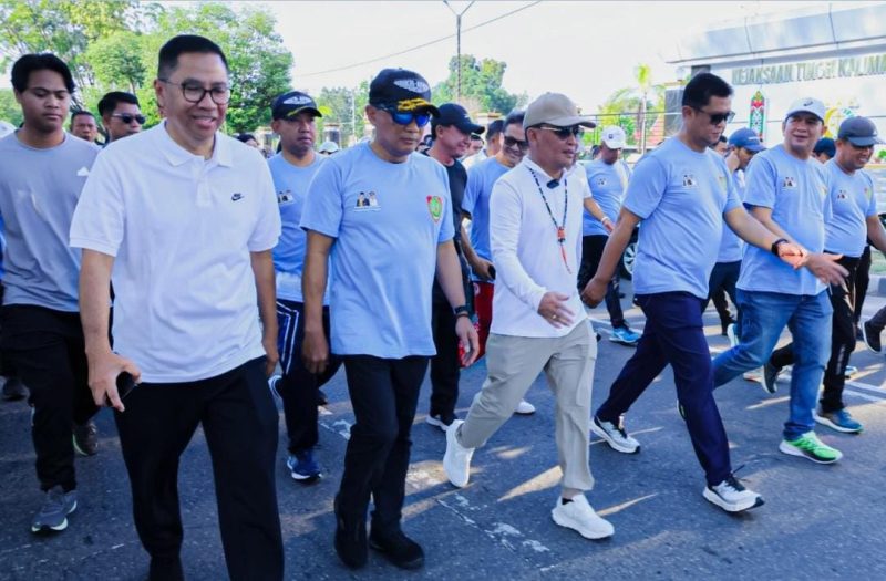 JALAN SEHAT : Gubernur Kalteng, Agustiar Sabran, saat mengikuti jalan sehat bersama unsur Forkopimda dalam rangka peringatan Harkopnas ke-78, Jumat pagi (11/7/2025).(IST)