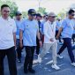 JALAN SEHAT : Gubernur Kalteng, Agustiar Sabran, saat mengikuti jalan sehat bersama unsur Forkopimda dalam rangka peringatan Harkopnas ke-78, Jumat pagi (11/7/2025).(IST)