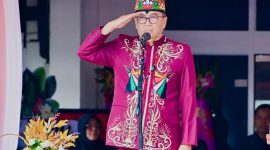 PIMPIN : Plt. Sekda, Leonard S. Ampung saat memimpin Upacara Peringatan Hari Jadi ke-23 Kabupaten Sukamara, Rabu (2/7/2025).(IST)
