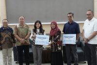 SERAHKAN : Menteri Komdigi, Meutya Hafid saat menyerahkan bantuan infrastruktur jaringan digital untuk dua sekolah rakyat, belum lama ini.(IST)